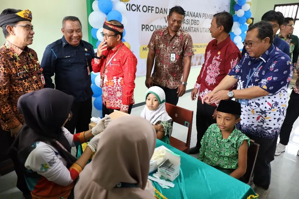 Pemberian vaksinasi DBD kepada perwakilan siswa SD di Kabupaten Bulungan, Kalimantan Utara (8/1/2026). (biofarma.co.id)
