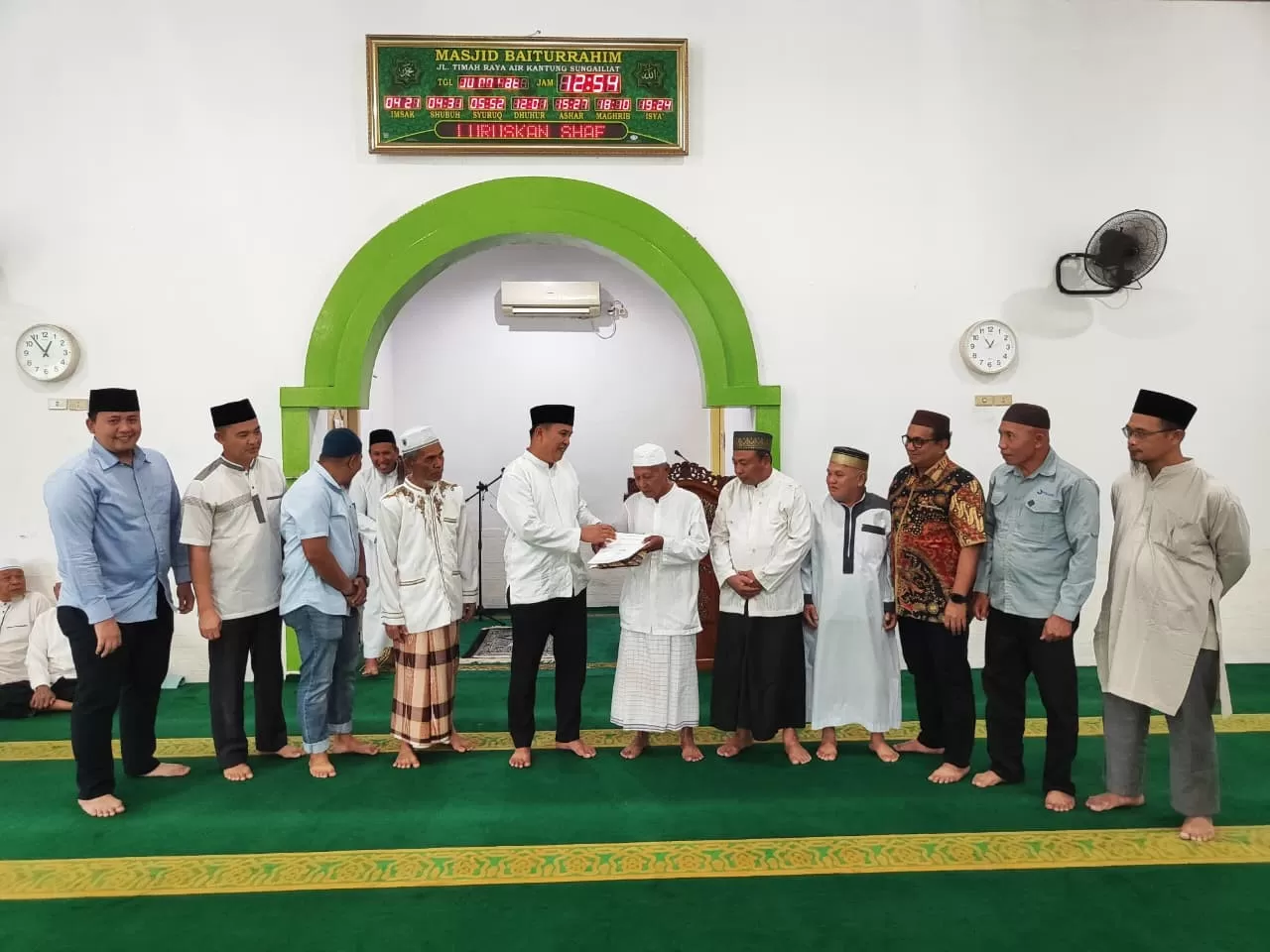 PT TIMAH Tbk resmi menyerahkan aset Masjid Baiturahim di Bangka kepada yayasan, menegaskan komitmen sosial dan dukungan terhadap rumah ibadah. (Dok. PT Timah)