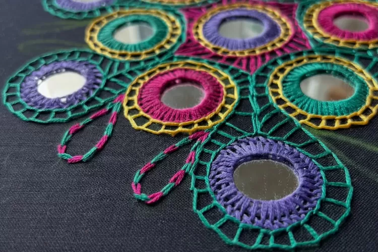 Shisha embroidery adalah seni menyulam dengan potongan cermin atau logam yang ditempelkan pada kain. (Instagram/@faimyxstitch)