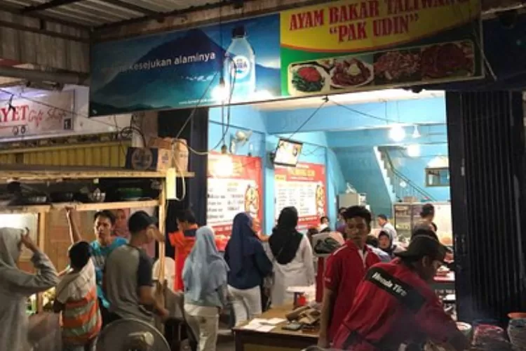 Dimulai dari kaki lima dan berpindah tempat. Sekarang Ayam Taliwang Pak Udin menempati ruko di di jalan Gelatik 2B, Cakranegara, Mataram. (Tripadvisor/Suwardono)