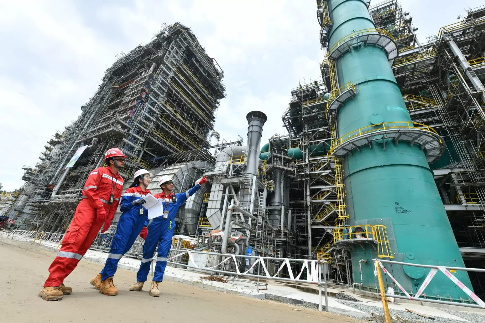 RFCC Complex RDMP Balikpapan dorong Kilang Pertamina berstandar Euro 5, hasilkan BBM bersih dan petrokimia bernilai tinggi. (Dok. Kilang Pertamina)