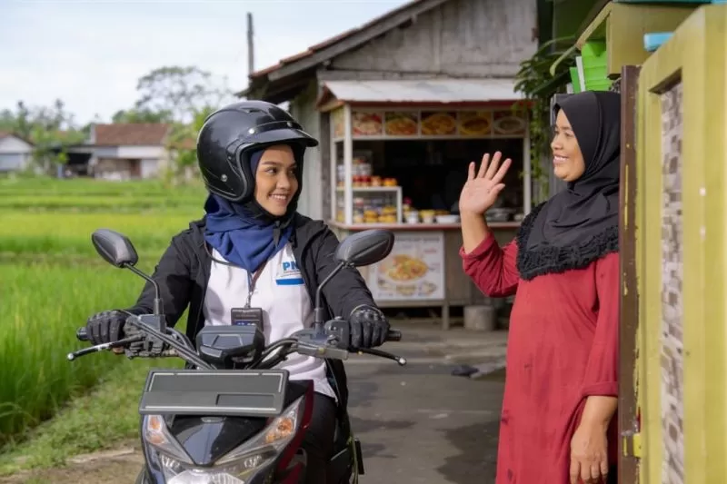 Melalui pembiayaan ultra mikro dan literasi usaha, PNM mendorong jutaan perempuan prasejahtera untuk mengembangkan usaha dan meningkatkan kesejahteraan keluarga.