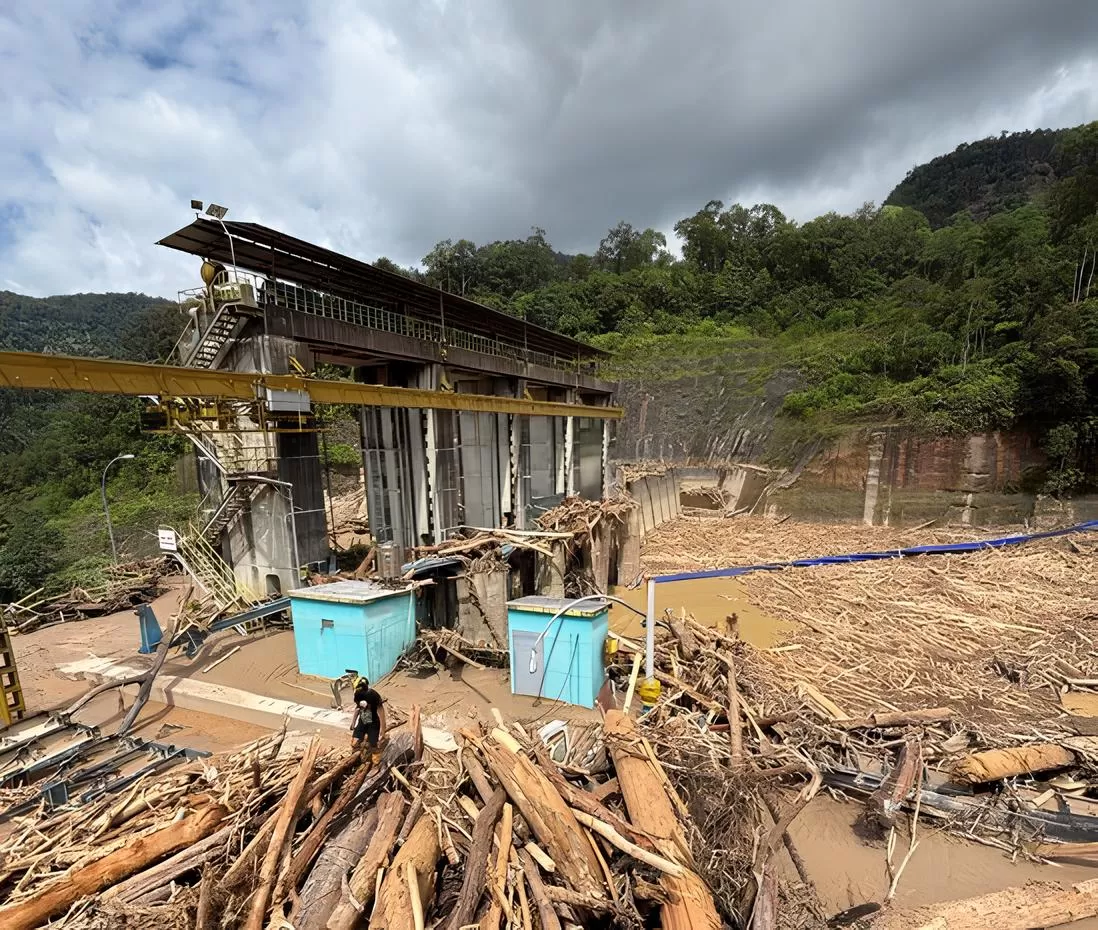 Tumpukan kayu gelondongan di Pembangkit Listrik Tenaga Air (PLTA) Sipansihaporas pascabencana banjir dan longsor yang menerjang wilayah Tapanuli Tengah.