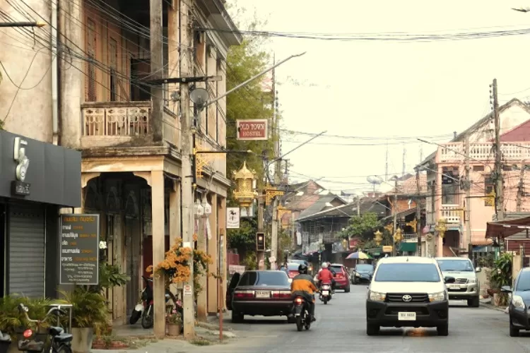 Kota Lampang tidak terlalu besar dan bisa dijejahi dengan jalan kaki. Terutama di kawasan kota tua yang menawarkan pemandangan indah dengan vibe tempo dulu.  (touringthailandblog.wordpress.com)