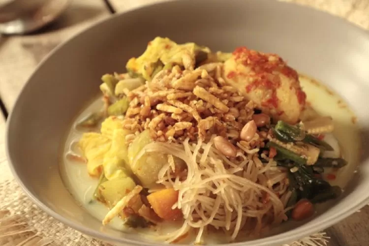 Lontong Medan, Sumatra Utara ini mendapat pengaruh kuat dari Tiongkok. (harvestkitchenbar.com)