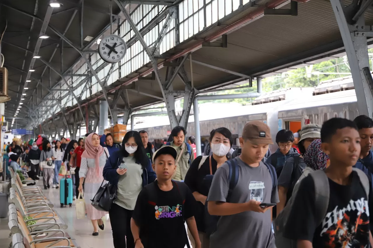 KAI memberikan diskon tiket 20 persen bagi lansia usia 60 tahun ke atas untuk KA jarak jauh komersial. Simak syarat dan cara daftarnya. (kai.id)