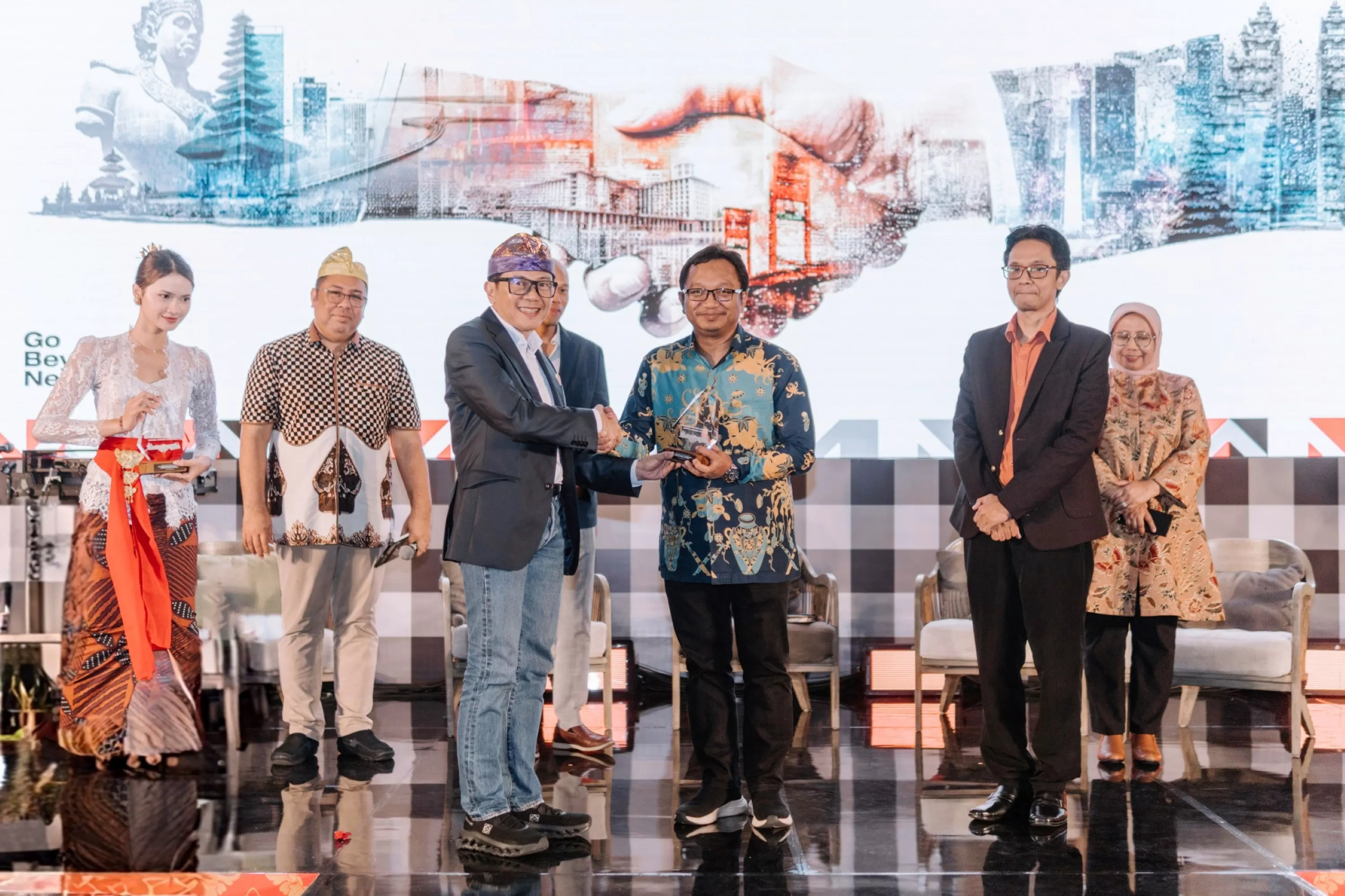 Direktur Sales dan Marketing SIG menyerahkan cendera mata kepada VP of Industry and Regional Research PT Bank Mandiri Tbk pada acara SIG Infrastructure Summit di Renaissance Hotel Nusa Dua, Bali (Dok. SIG)