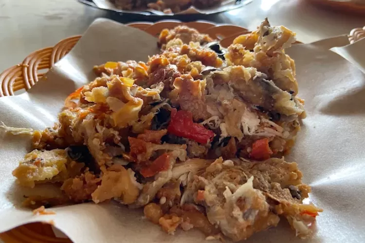 Seporsi ayam geprek di Ayam Geprek Bu Made akan cukup memanaskan lidah yang sedang bosan dengan kuliner manis Yogyakarta.  (Google/Dicka 139)