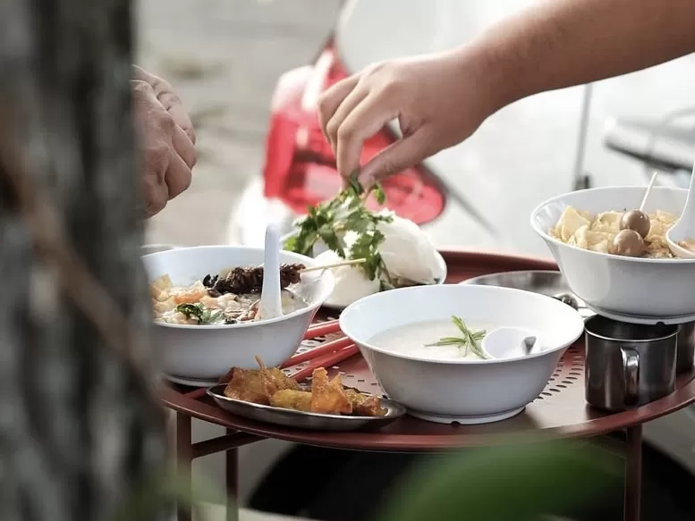 Kuliner Bandung yang bikin rela antre, bubur hangat dengan suasana terbuka yang nyaman.
