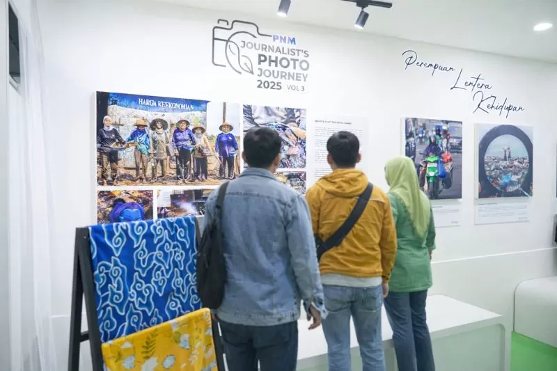 PNM menghadirkan pameran foto jurnalistik bertema Perempuan Lentera Kehidupan di MRT Bundaran HI untuk menyoroti perjuangan perempuan prasejahtera. (Dok. PNM)