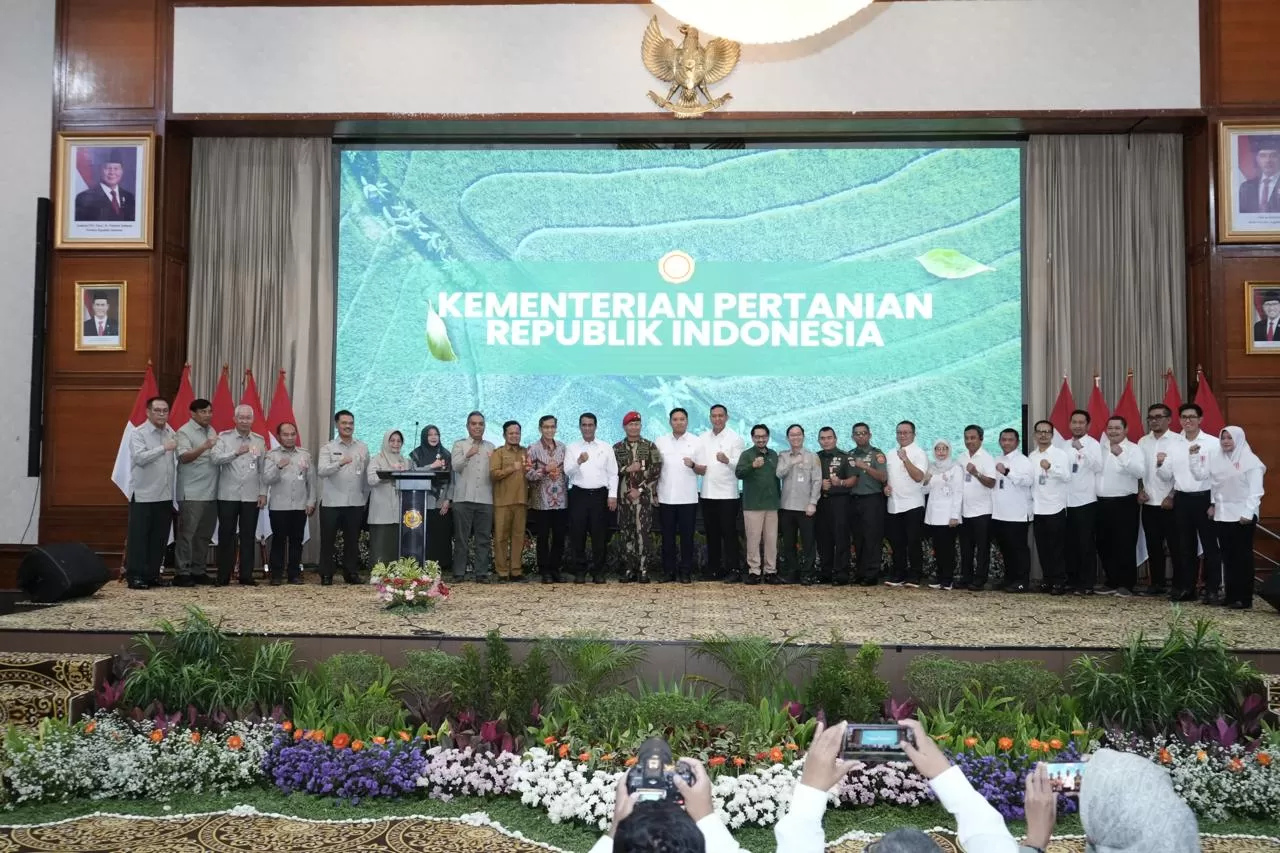 Perum BULOG beri penghargaan 10 pejabat berprestasi atas kontribusi nyata dalam mendukung Swasembada Pangan 2025 demi ketahanan pangan nasional. (Dok. BULOG)