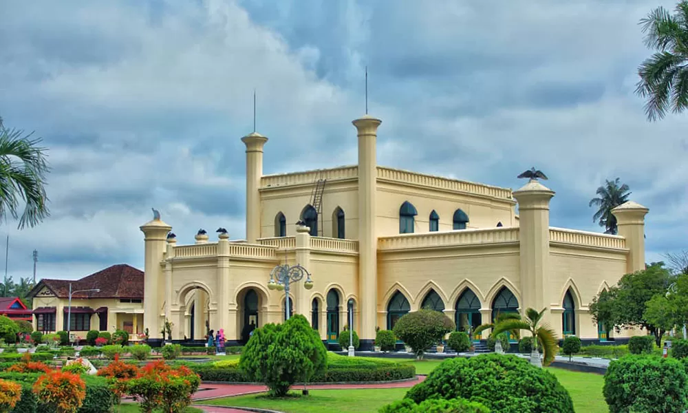 Istana Siak yang berdiri megah di Siak Sri Indrapura ini dibangun pada masa Sultan ke 11, Sultan Assayaidis Syarief Hasyim Abdul Jalil Syaifuddin  (berkuasa 1889-1908). (Instagram/@syir_08)