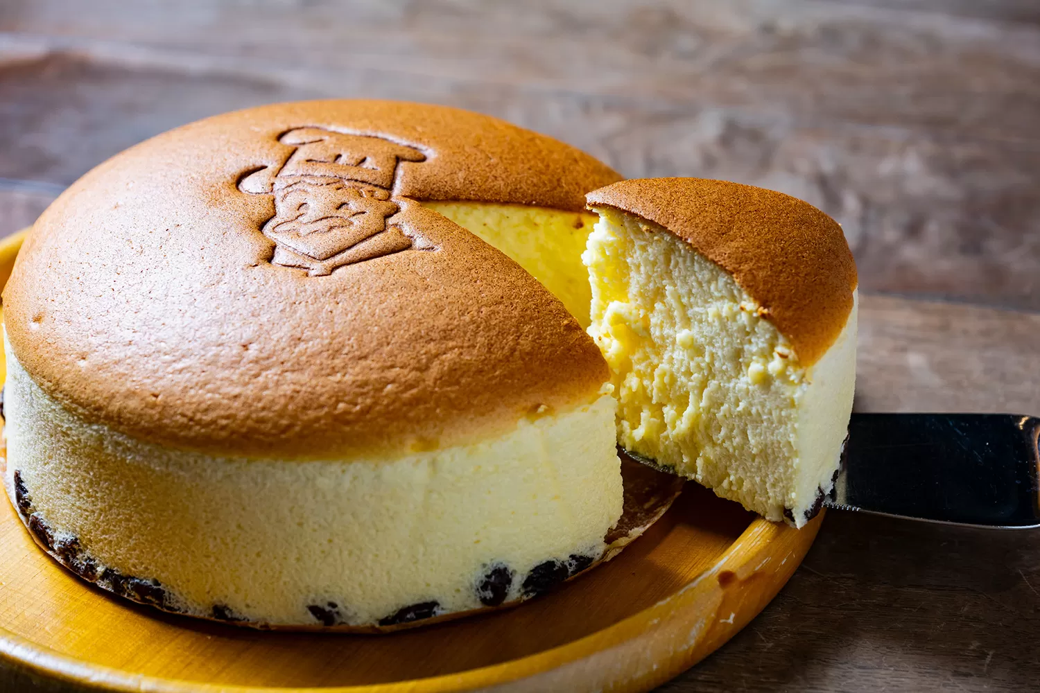 Ciri khas Rikuro Cheesecake teksturnya yang seperti souffle dan saat keluar dari oven bisa digoyang-goyangkan karena begitu ringan.   (hoshinoresorts.com)