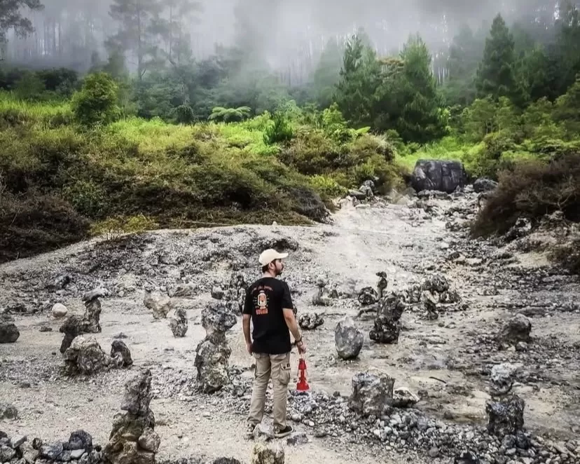 Karaha Bodas menawarkan panorama kawah gunung api muda dengan suasana tenang dan alami.