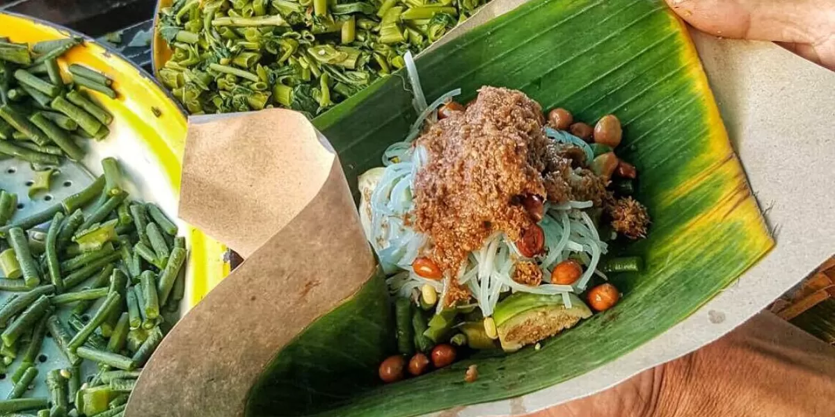 Meskipun namanya mie, yang digunakan bihun, yang direbus lalu ditambahkan sambal koples. (Facebook/Kita INA)