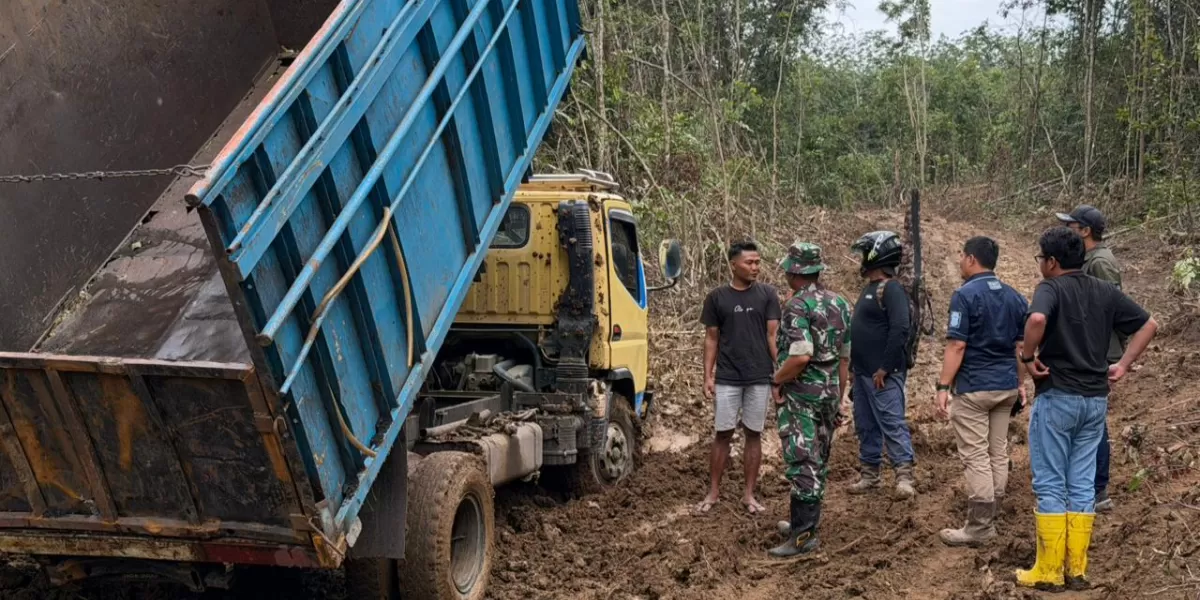 PTBA melaksanakan pemasangan plang dan pagar aset di wilayah Izin Usaha Pertambangan (IUP) Banko Tengah Blok B, Desa Tanjung Lalang dan Desa Pulau Panggung, Kabupaten Muara Enim, Sumatra Selatan. (DOK. PTBA)