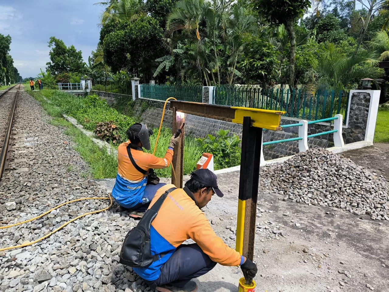 KAI perkuat keselamatan perjalanan kereta sepanjang 2025 melalui penutupan perlintasan rawan, edukasi publik, penertiban RUMAJA, dan kolaborasi komunitas. (Dok. KAI)