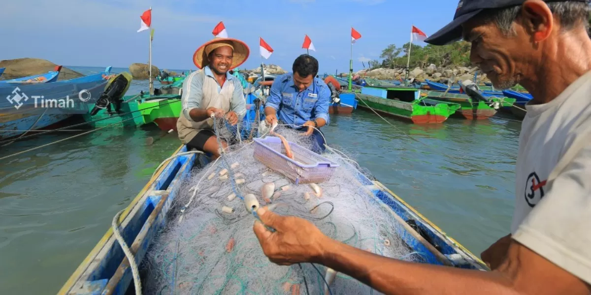 PT TIMAH Tbk sejak 2022 memfasilitasi 1.525 nelayan memperoleh BPJS Ketenagakerjaan sebagai upaya memperkuat perlindungan dan kesejahteraan masyarakat pesisir. (Dok. PT Timah)