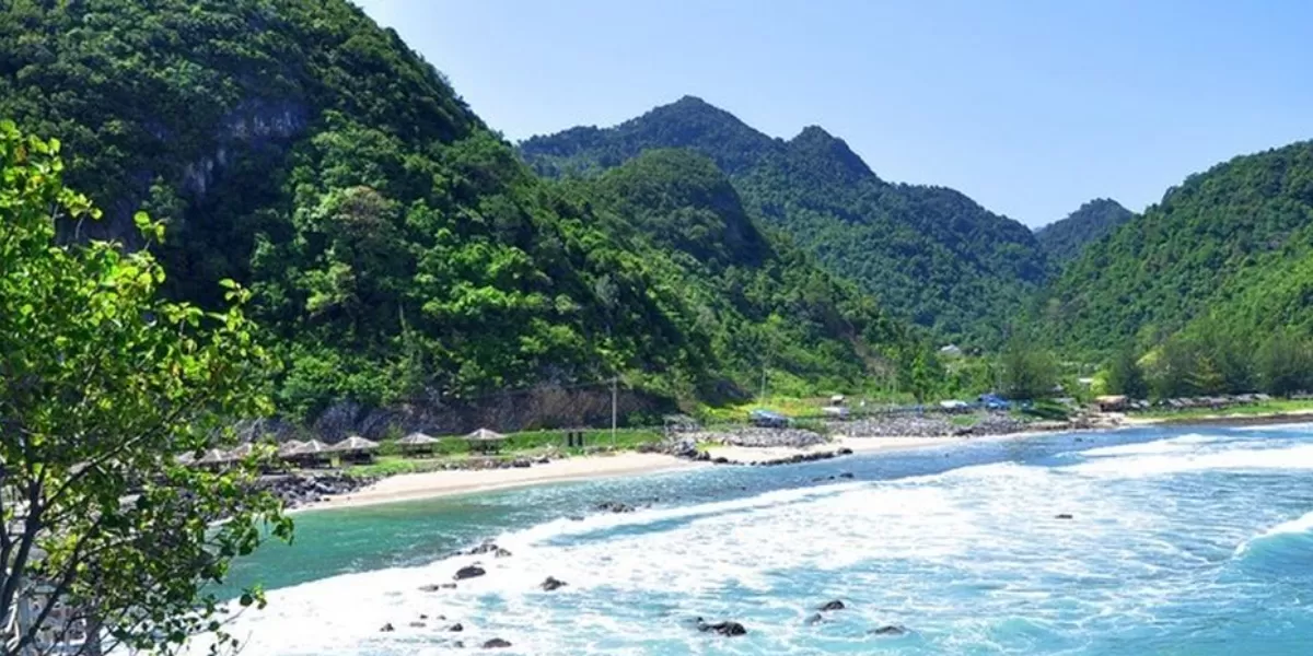 Pantai Lhoknga Aceh Besar menawarkan ombak besar untuk selancar, panorama senja, suasana tenang, tiket Rp15.000, buka 07.00&ndash;17.00 WIB. (Indonesia Kaya)