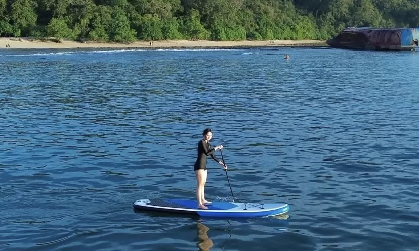Kadang self reward terbaik itu bukan belanja mahal, tapi menikmati hari dengan cara sederhana: paddle boarding.