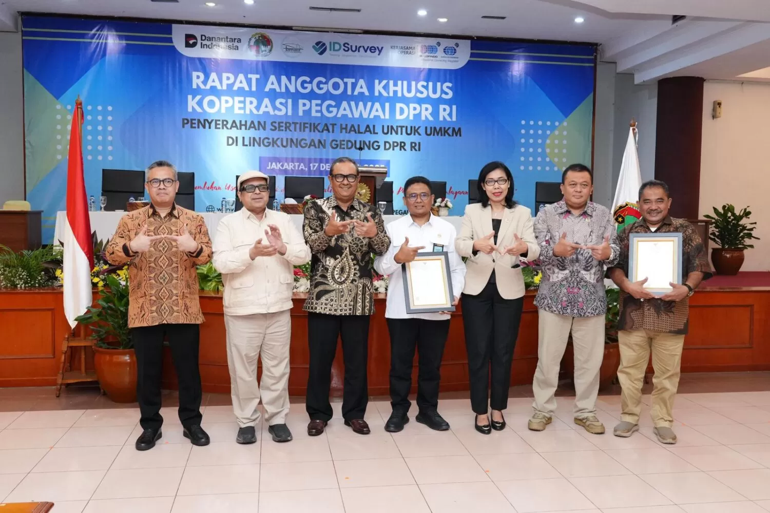 BPJPH bersama LPH SUCOFINDO menyerahkan sertifikat halal bagi kantin DPR RI sebagai dukungan UMK dan penguatan ekosistem halal nasional. (sucofindo.co.id)