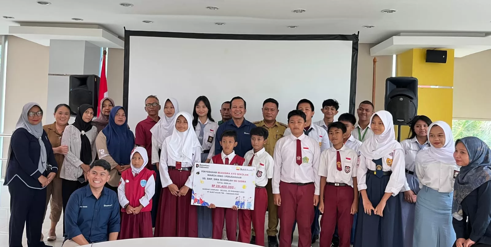 Program Beasiswa AYO SEKOLAH Bukit Asam menyalurkan Rp3,9 miliar sepanjang 2025 untuk mendukung pendidikan siswa pra-sejahtera. (ptba.co.id)