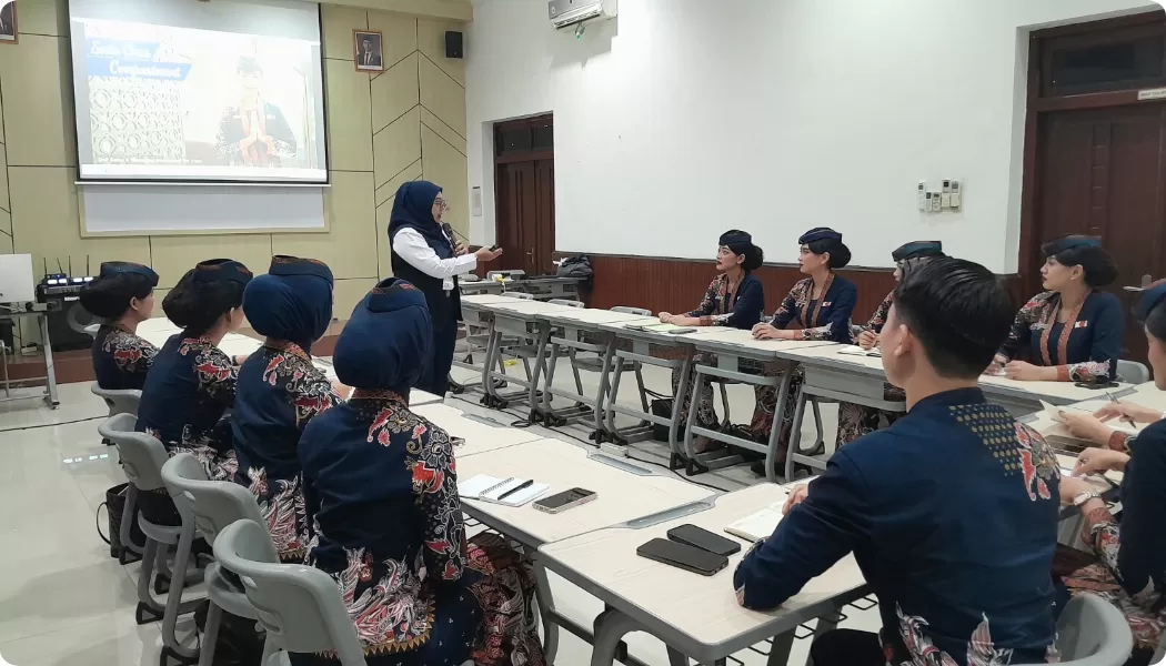 KAI Services menggelar pelatihan hospitality untuk prama prami Compartment guna meningkatkan kualitas layanan penumpang. (reska.id)