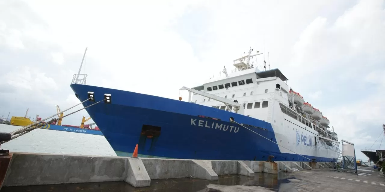 PELNI melalui KM Kelimutu terus mengedepankan keselamatan dengan memberikan bantuan evakuasi kepada awak kapal yang mengalami keadaan darurat.