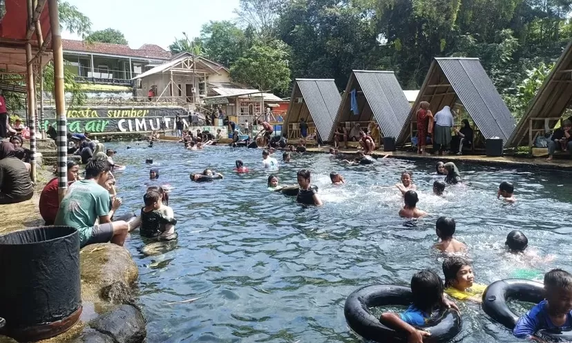 Liburan santai di Wisata Sumber Air Cimutan Subang bisa dinikmati tanpa biaya mahal.