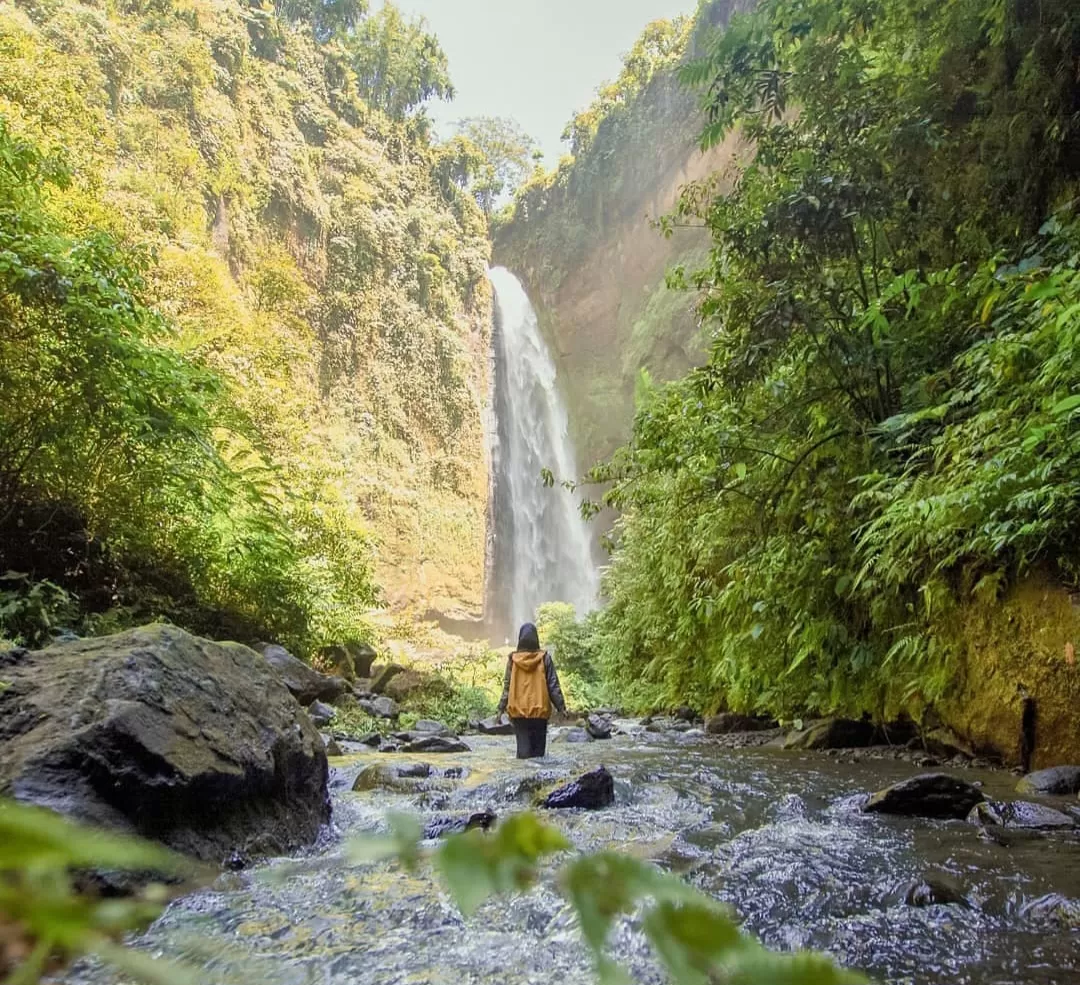 Air Terjun Kabut Pelangi, Pronojiwo, Lumajang. (Instagram/@visiteastjava)