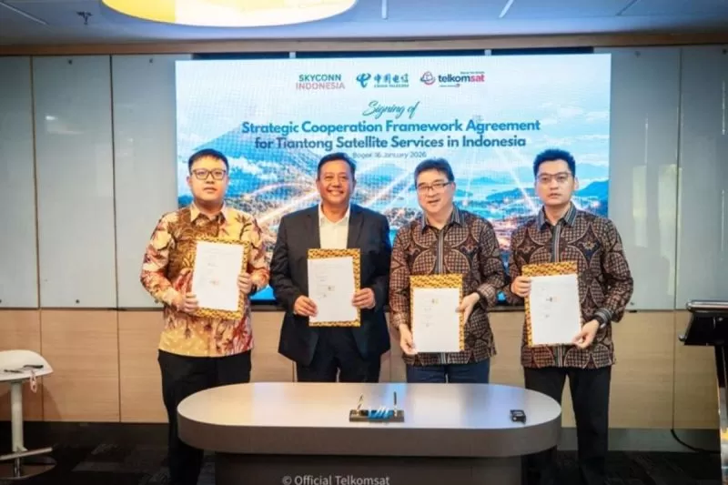 Telkomsat menandatangani dokumen Kerja Sama Strategis Empat Pihak dalam rangka memperkuat pengembangan dan implementasi layanan komunikasi satelit di Indonesia. (DOK. Telkomsat)