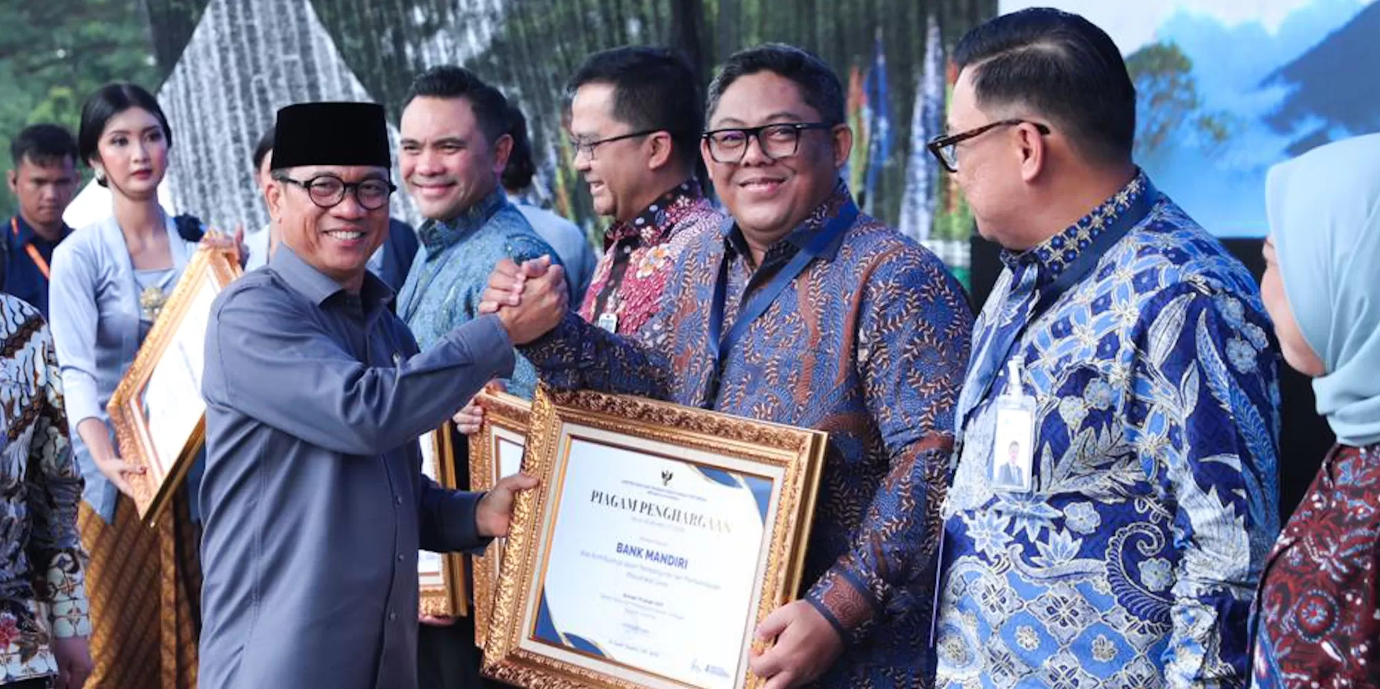 Lewat berbagai program pemberdayaan desa, Bank Mandiri terus memperkuat perannya dalam mendukung pembangunan ekonomi masyarakat pedesaan.