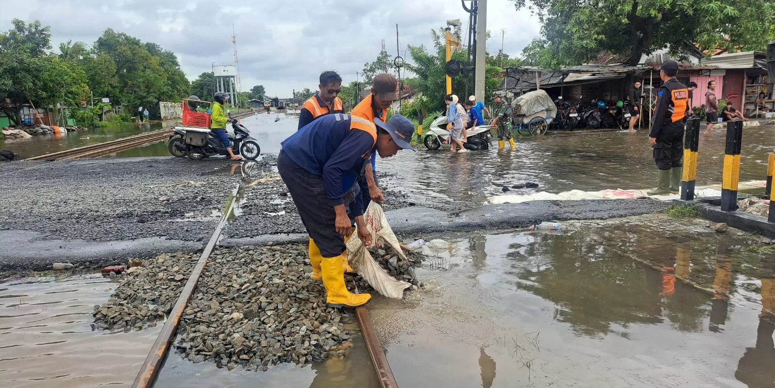 Pemulihan prasarana terus dilakukan KAI agar perjalanan kereta api kembali berjalan aman dan terkendali.