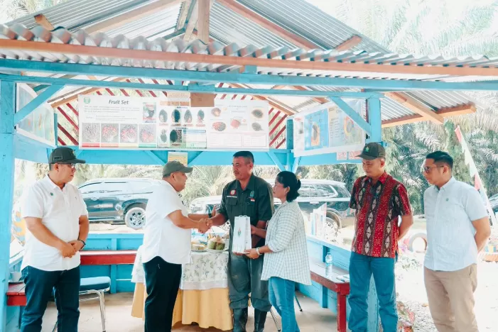 PTPN IV Regional III menyalurkan bantuan Rp50 juta kepada karyawan korban teror pembakaran terkait penggagalan pencurian TBS. (Dok. PTPN IV Regional III)