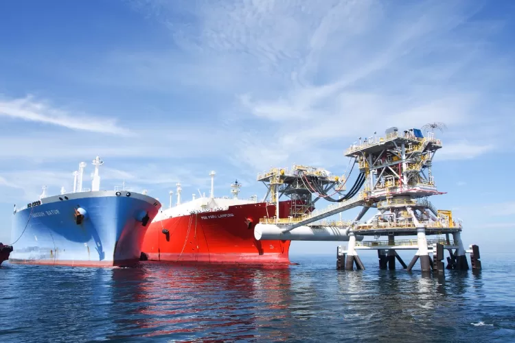 PT PGN LNG Indonesia (PLI) melaksanakan kegiatan Ship-to-Ship Transfer (STS) di FSRU Lampung sebagai pembuka rangkaian operasional LNG FSRU Lampung di tahun 2026. (DOK. PLI)