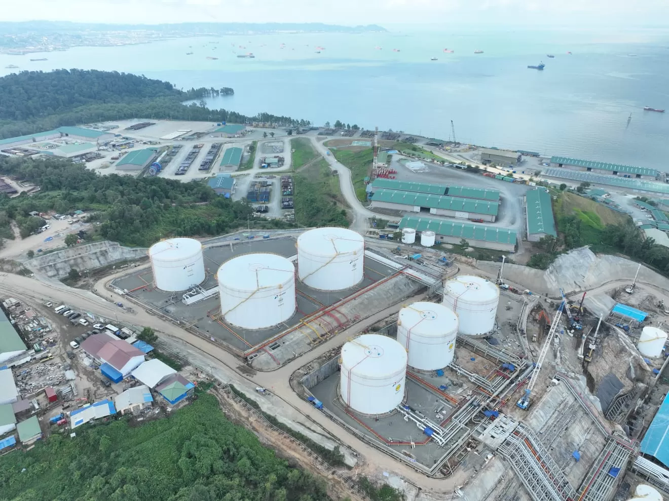 Terminal BBM Tanjung Batu dengan kapasitas 125 ribu KL sebagai titik distribusi BBM yang dihasilkan dari Kilang Balikpapan. (Dok. Pertamina)