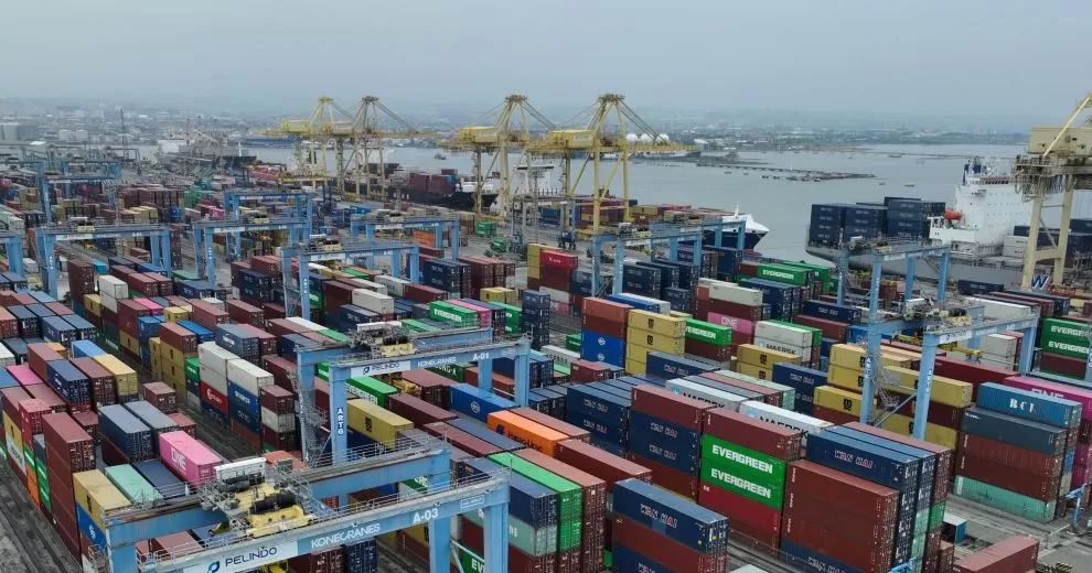PT Pelindo Terminal Petikemas menginformasikan jumlah arus peti kemas yang melewati seluruh terminal periode Januari - Desember 2025 tercatat sebanyak 13,34 Juta TEUs. (pelindotpk.co.id)