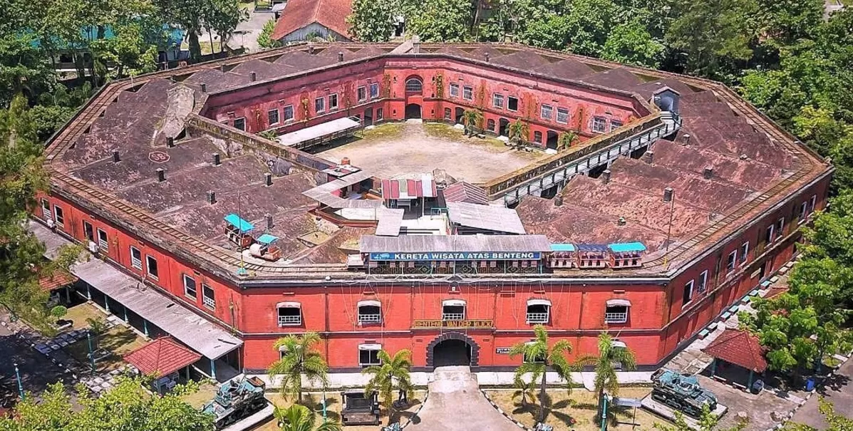 Benteng yang dibangun pada tahun 1820 ini dinamai Benteng Van Der Wijck. Lokasinya di Gombong, Kebumen, hingga disebut juga Benteng Pendem Kebumen.  (Radar Banyumas via jatengkita.id)