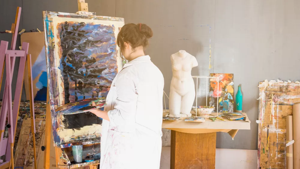 Catat tanggal pameran seni gratis di Jakarta awal 2026, dari instalasi personal hingga seni kontemporer, lengkap dengan lokasi dan jam bukanya. (Freepik)
