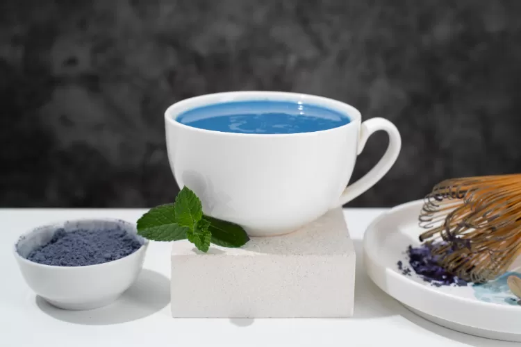 Alih-alih teh hijau, blue matcha terbuat dari bunga telang atau butterfly pea yang dihancurnya menjadi bubuk matcha.   (herbacianawyspa.pl)