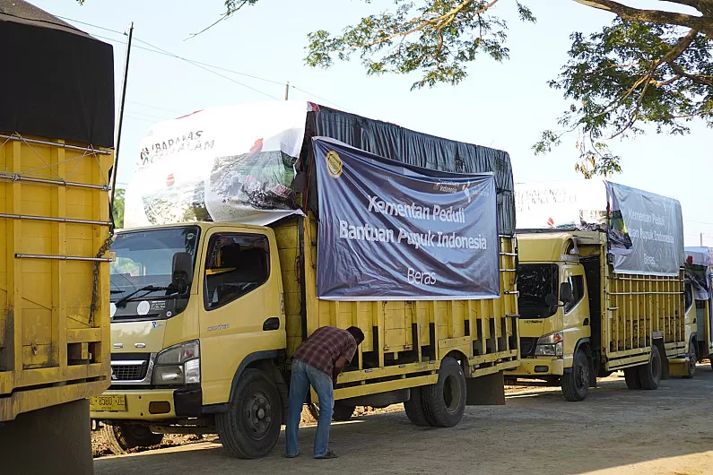 Truk-truk bantuan bergerak ke wilayah terdampak, mendukung pemulihan lahan pertanian dan kebutuhan masyarakat. (pupuk-indonesia.com)