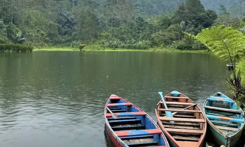 Telaga Kumpe cocok buat liburan santai, healing tipis-tipis, atau sekadar cari udara segar.