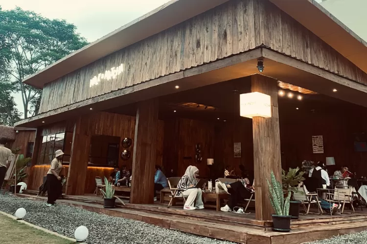 Area duduk di Milk n Matcha Palagan. (Threads/@mstlh_oi)