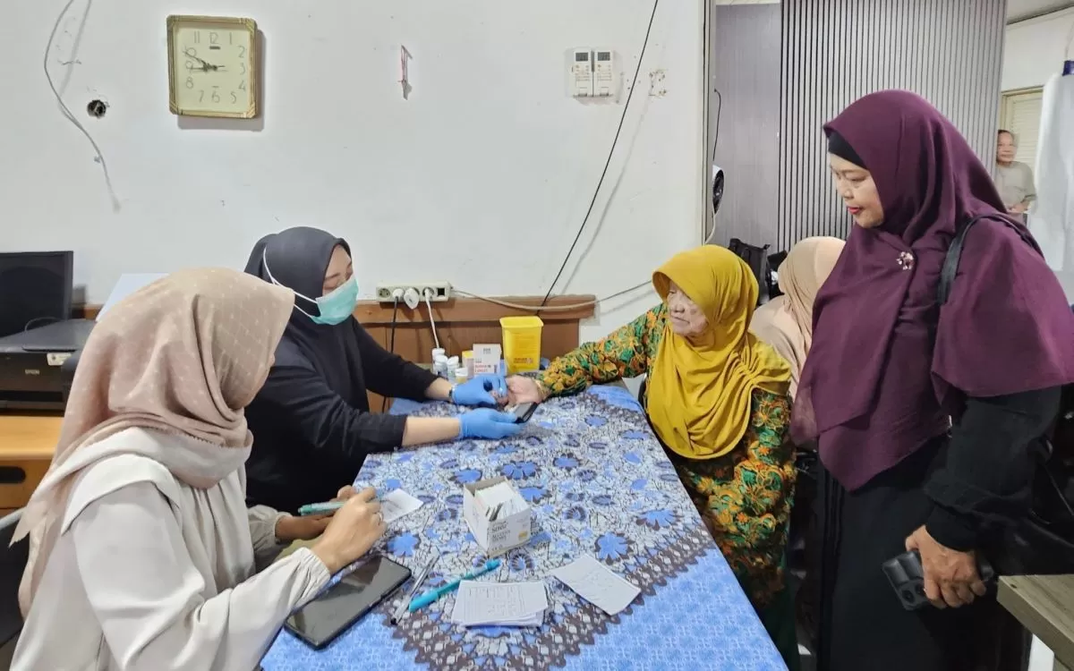 PTDI menyelenggarakan pemeriksaan kesehatan gratis bagi lanjut usia (lansia) di Pos Pembinaan Terpadu (Posbindu) RW 03, Kelurahan Cijagra, Kecamatan Lengkong, Bandung. (indonesian-aerospace.com)