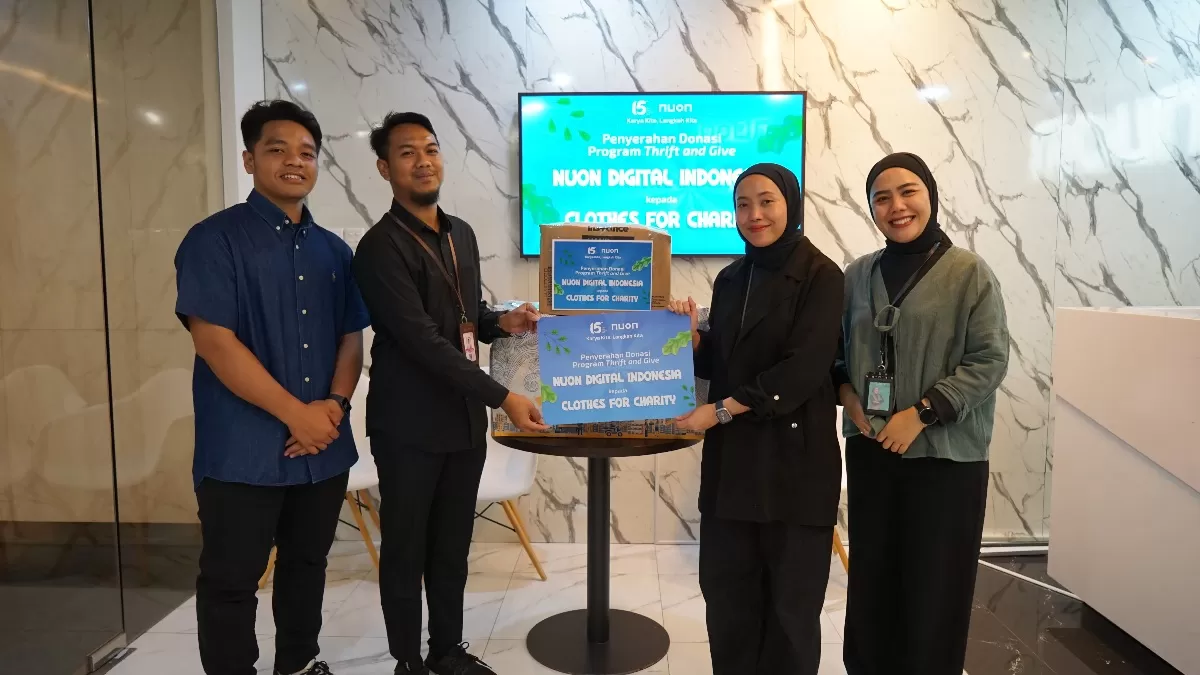 Penyerahan Donasi Pakaian Layak Pakai dari Program CSR Thrift & Give dalam Rangka HUT ke-15 Nuon kepada Clothes for Charity di Jakarta, Rabu (17/12). (telkom.co.id)