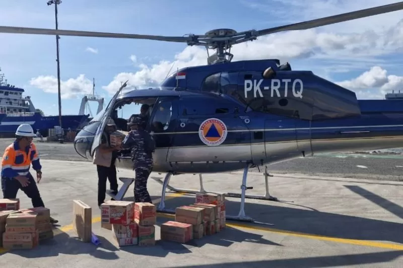 Distribusi bantuan kemanusiaan  untuk wilayah Aceh dan Sumatera Utara dari kapal di pelabuhan kelolaan Pelindo Regional 1. (DOK. Pelindo)