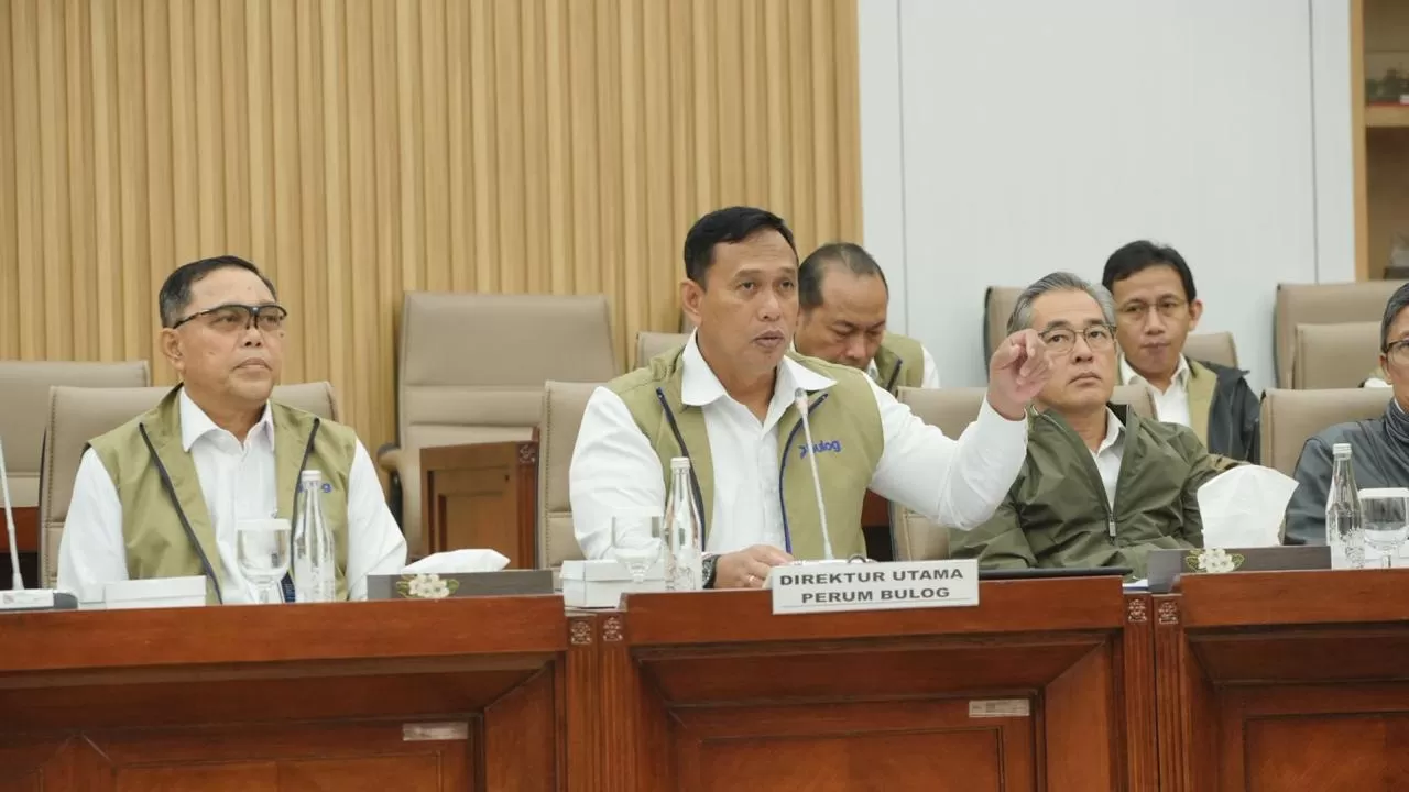 Direktur Utama Perum BULOG, Ahmad Rizal Ramdhani, saat berbicara dalam RDP bersama Komisi IV DPR RI pada Rabu (21/1/2026). (Dok. BULOG)