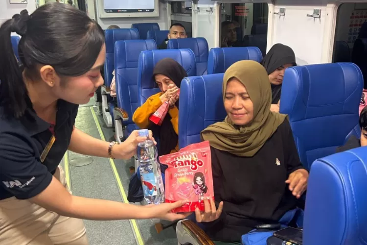 Ilustrasi. KAI Services memberikan layanan Service Recovery (SR) kepada penumpang yang terdampak keterlambatan akibat banjir di wilayah Daop 1 Jakarta dan Daop 4 Semarang. (DOK. KAI Services)
