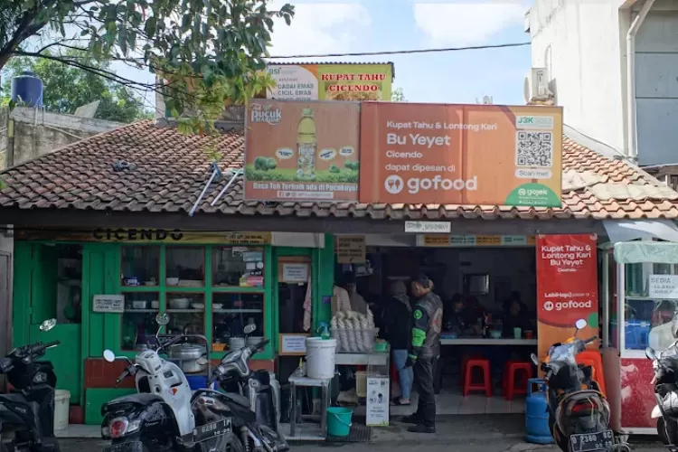 Kupat Tahu Lontong Kari Bu Yeyet sudah berdiri sejak 1967 dan selalu jadi favorit warga Bandung. (Google/Kupat Tahu Lontong Kari Bu Yeyet )