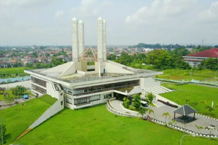 Bangunan Grhatama Pustaka terdiri atas tiga lantai, dilengkapi 4 minaret yang menjulang tinggi.  (balaiyanpus.jogjaprov.go.id)